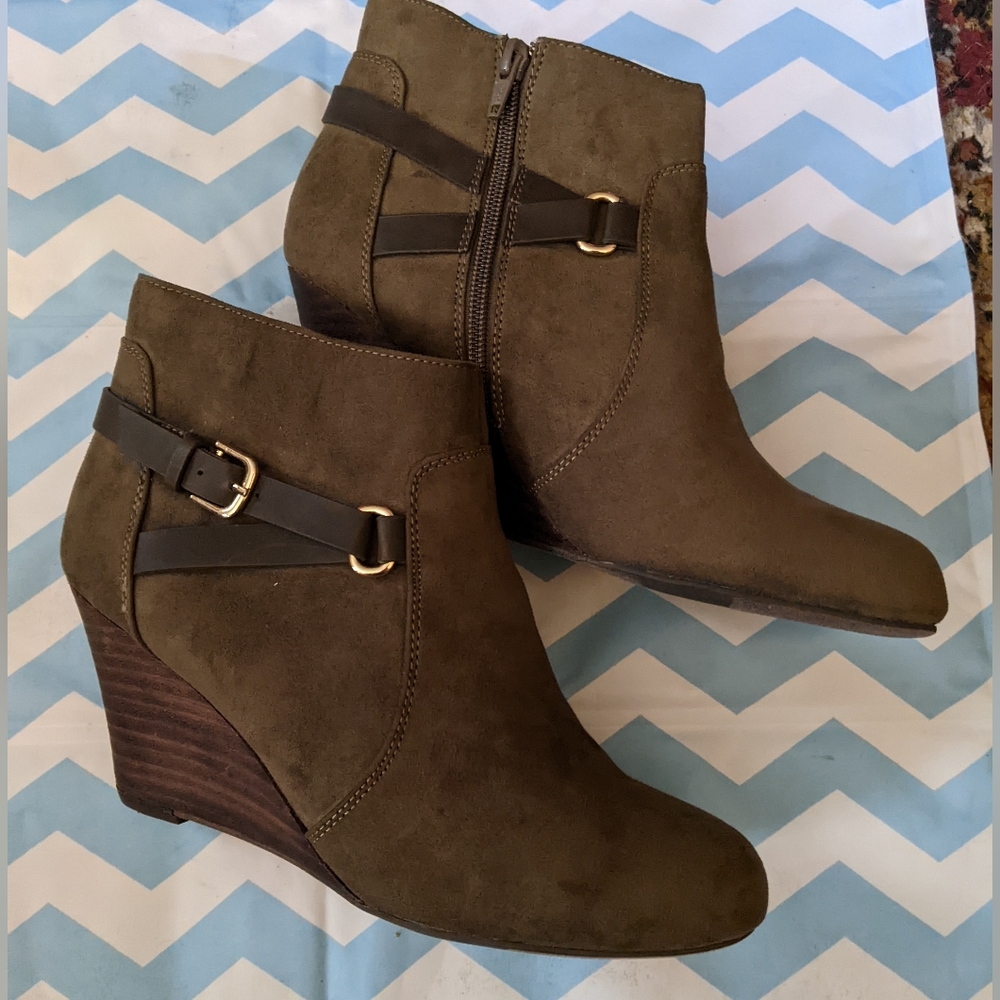 New Report Galiana Buckle Wedge Bootie - olive green, sz 9.5